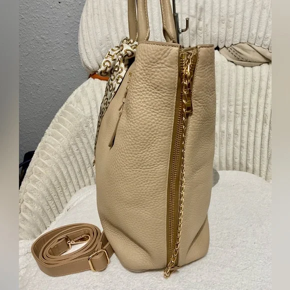 Prada Bags - Picture 3 of 15